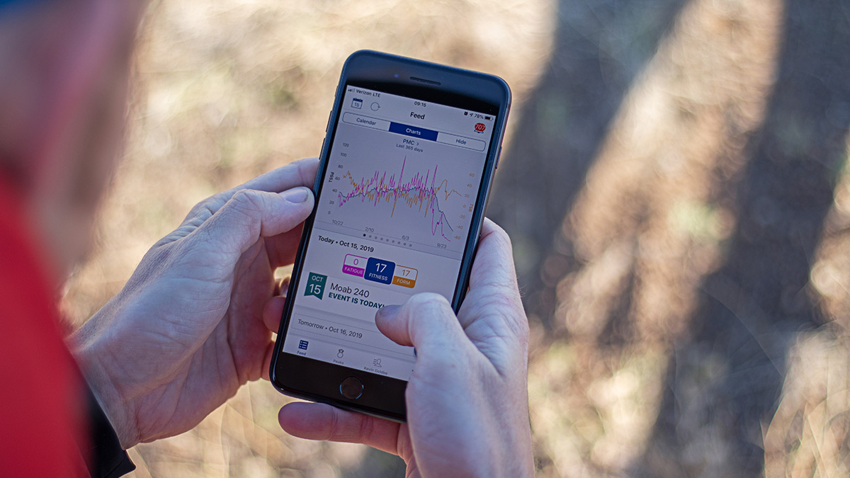 20114 Coachs Guide To Pmc Blog 1200×675 A Coach Looking At The Pmc In The Trainingpeaks App On A Mobile Phone